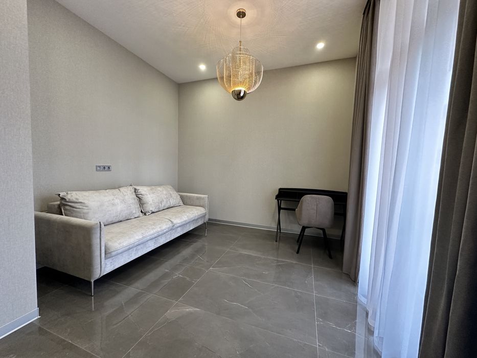 Будинок в закритому котеджному містечку з шикарним новим ремонтом