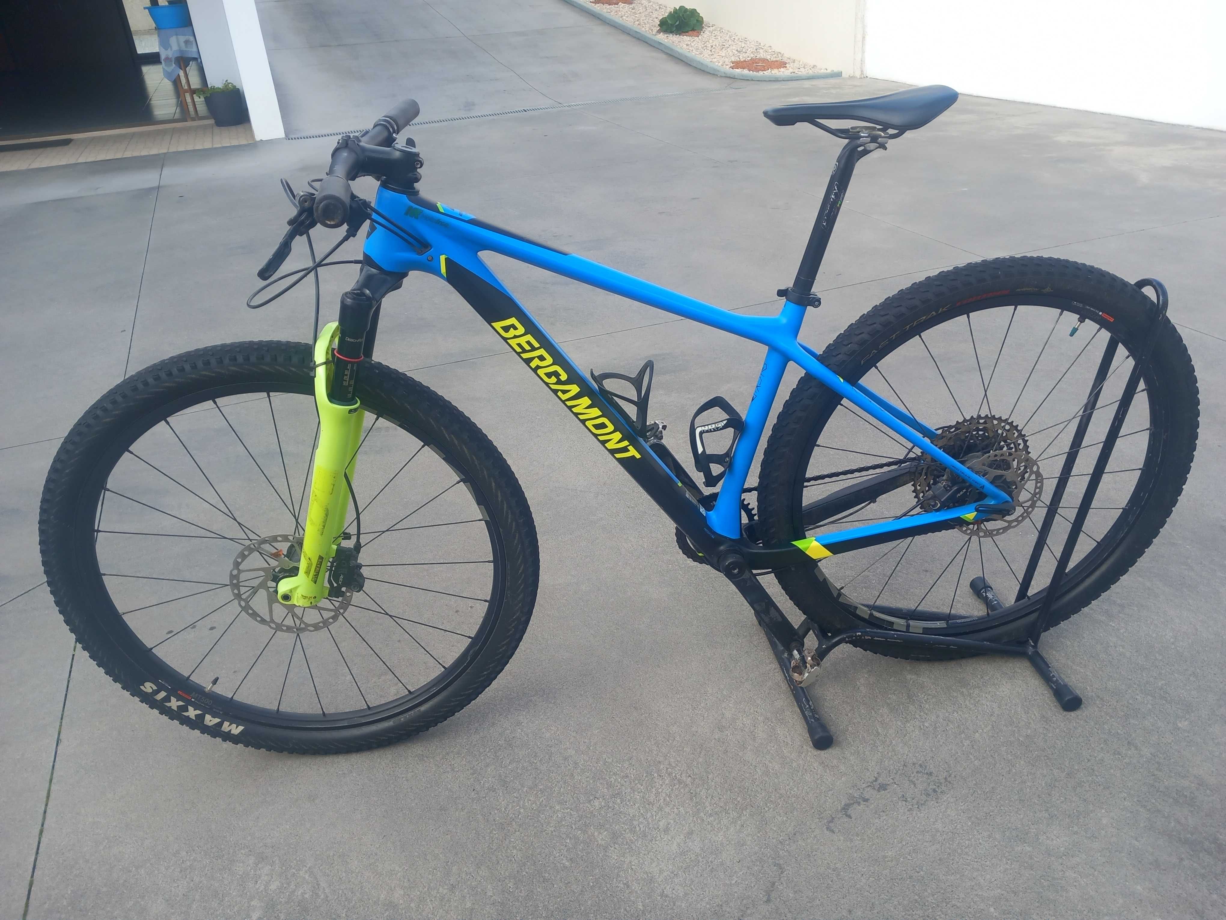 Vendo bicicleta de BTT em Carbono,  tamanho M