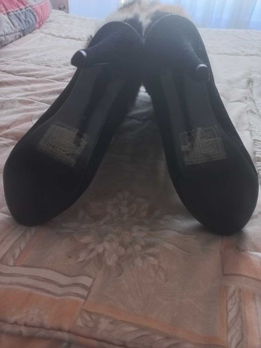 par  de botas peludas para o inverno