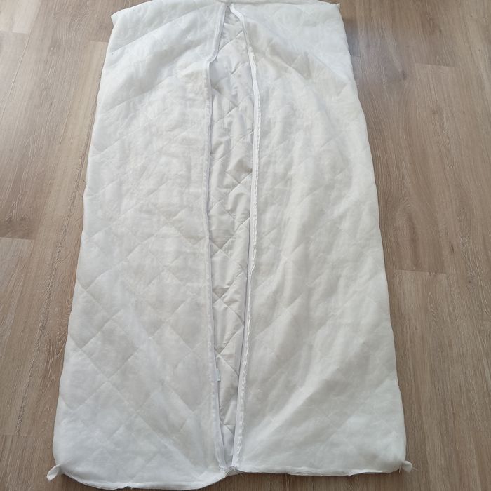 Materac do spania dla dziecka z pokrowcem.