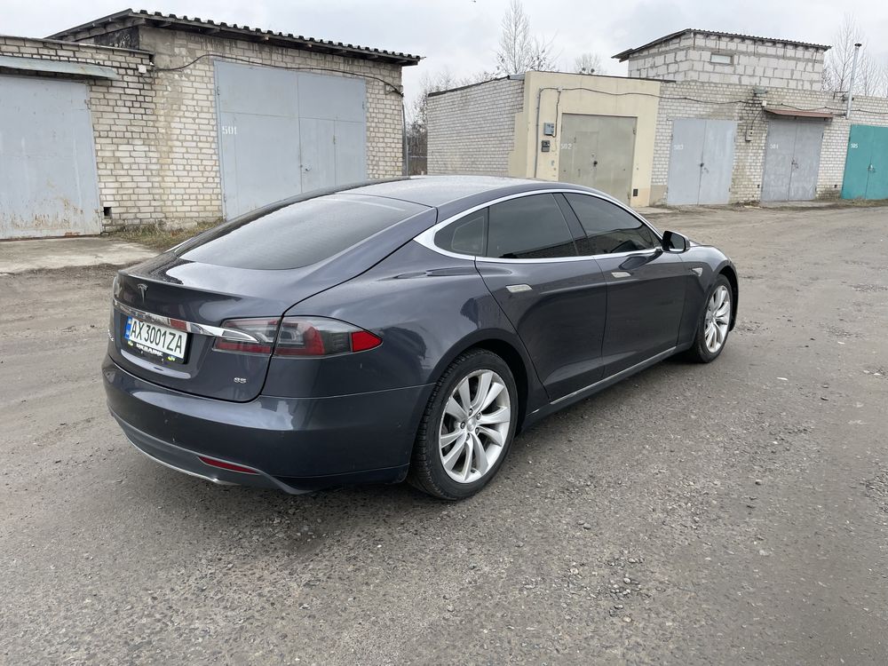 Tesla model s 85