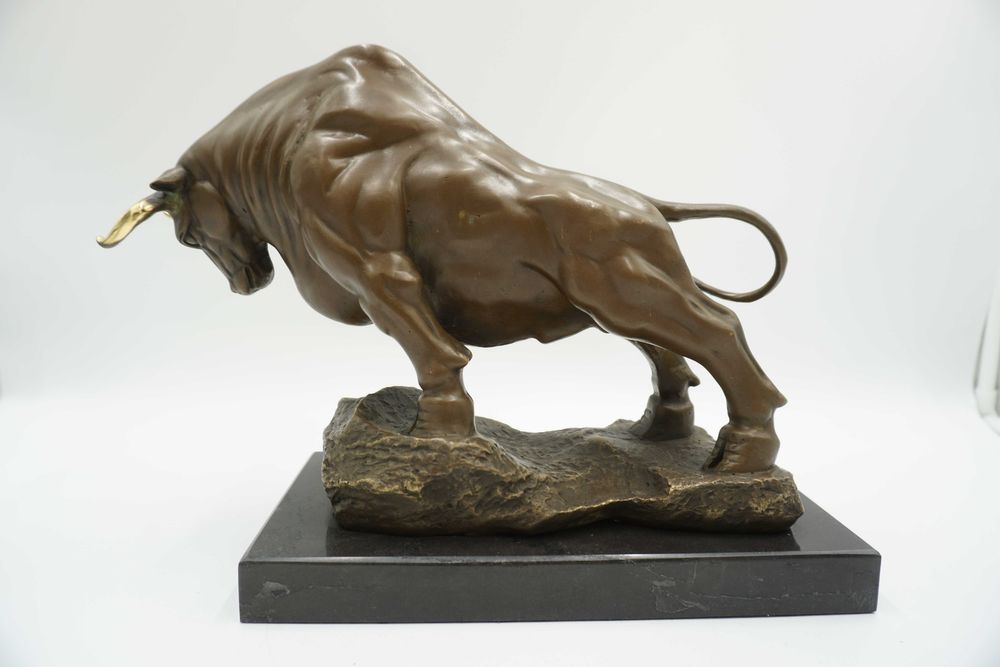 FIGURA z brązu byk siła giełda hossa złote rogi