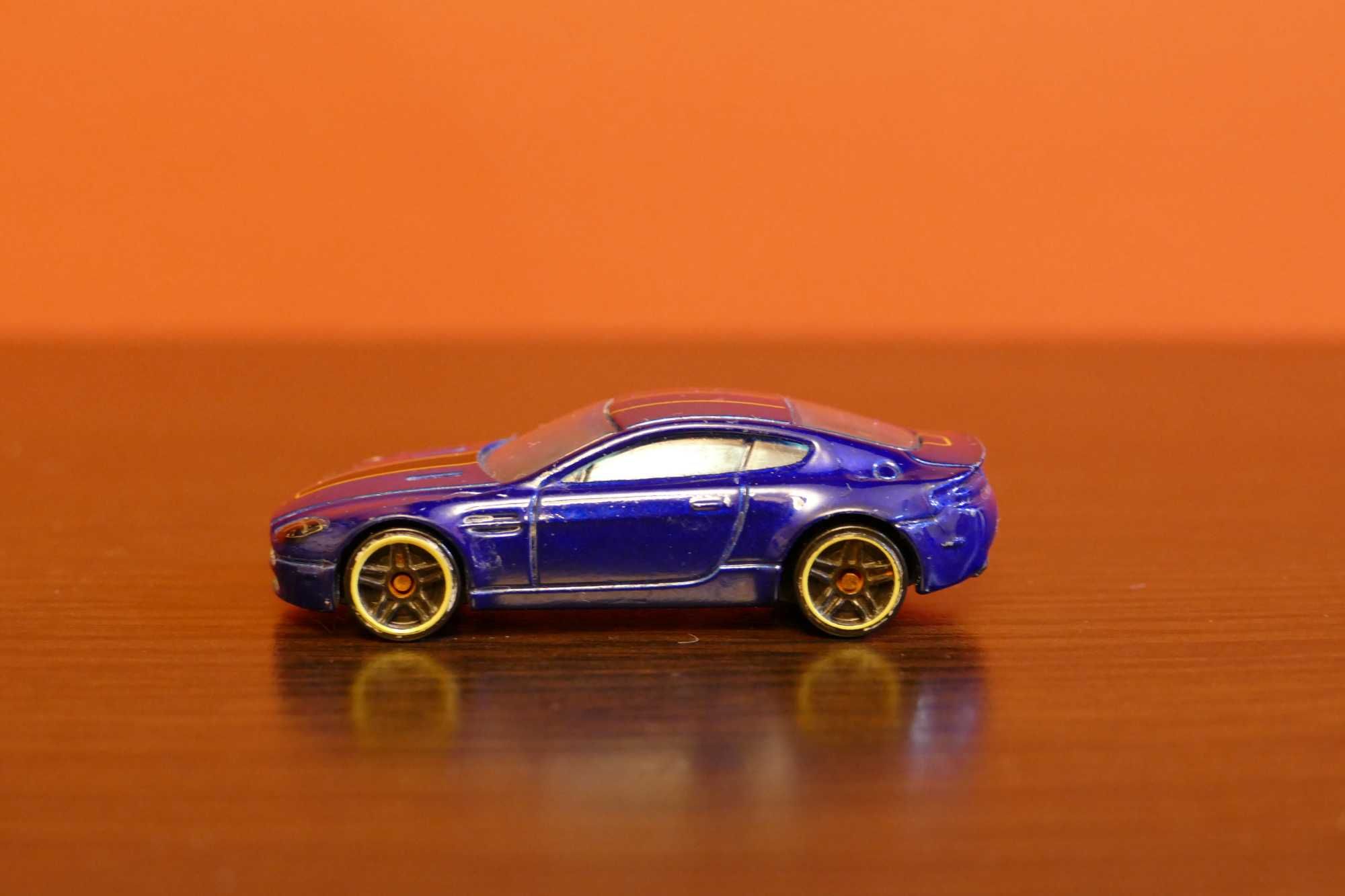 Hot Wheels autko "Resorak Aston Martin V8 Ventage 2015