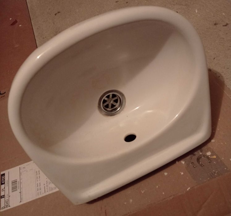 Umywalka łazienkowa biała naścienna