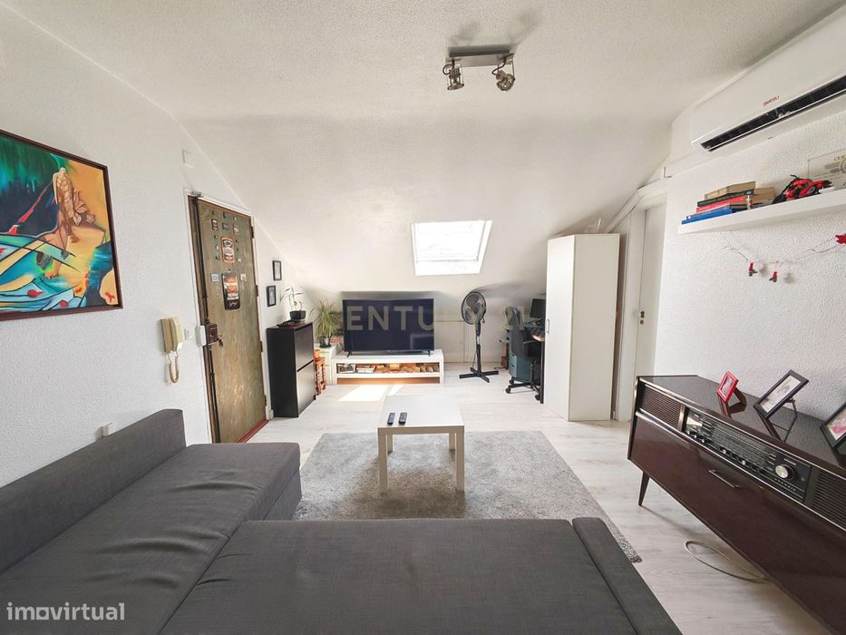 Apartamento originalmente T0, transformado em T2  no Bairro Santos