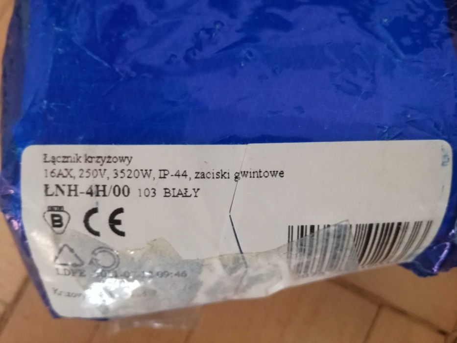 Łącznik krzyżowy, schodowy, gniazdo