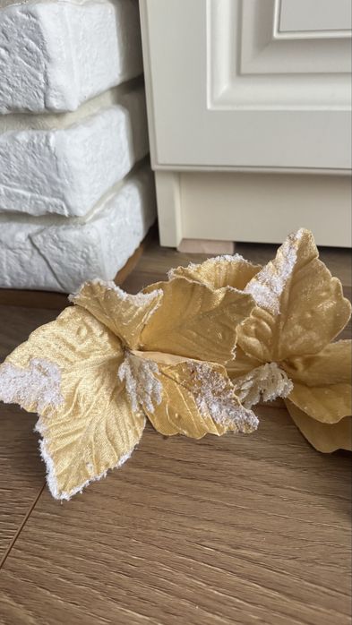 новорічний декор, квіти декоративні, квіти на ялинку