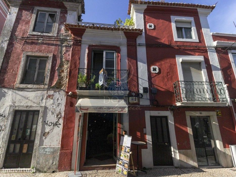 Prédio de 3 Pisos c/ Sótão e Terraço de Topo.