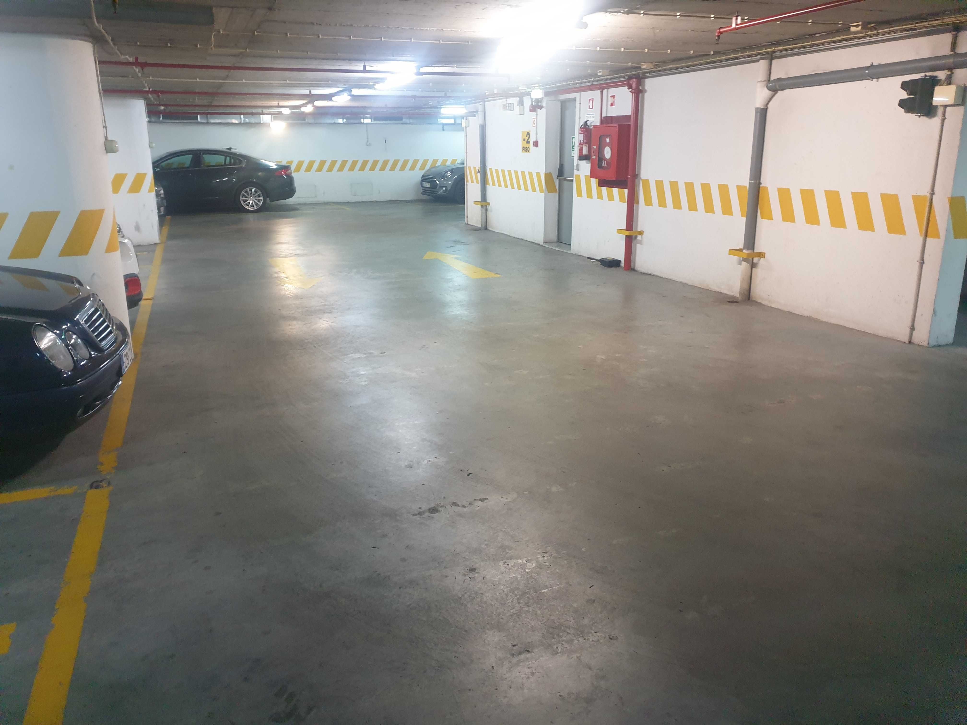 Arrenda-se lugar de garagem na Avenida de Berna, n.º 30 Lisboa