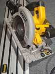 Pilarka DeWalt DWE576K-qs z dedykowaną szyną