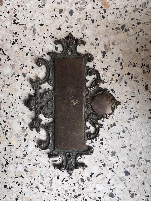 Ozdobna tabliczka drzwiowa z mosiądzu – vintage, do grawerowania