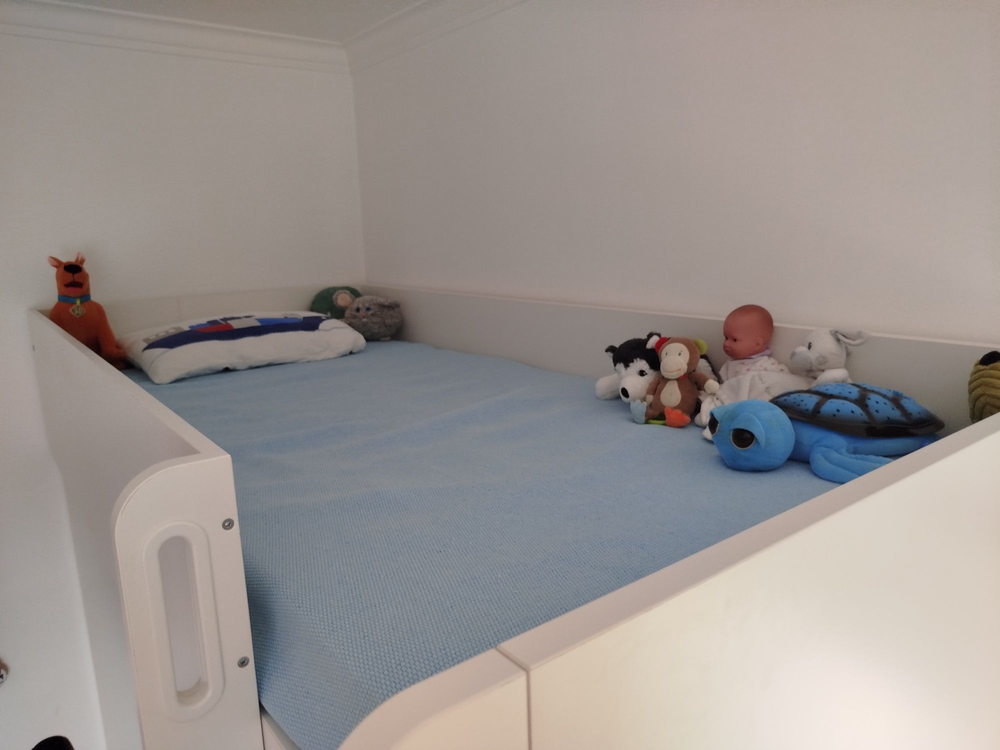 Cama alta branca com secretária e roupeiro