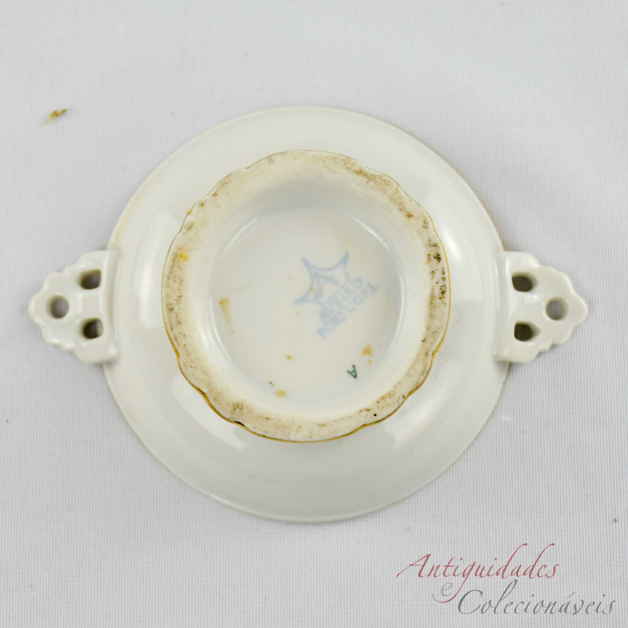 Pequena Taça com 2 pegas Porcelana Artibus alusiva à “Madeira”