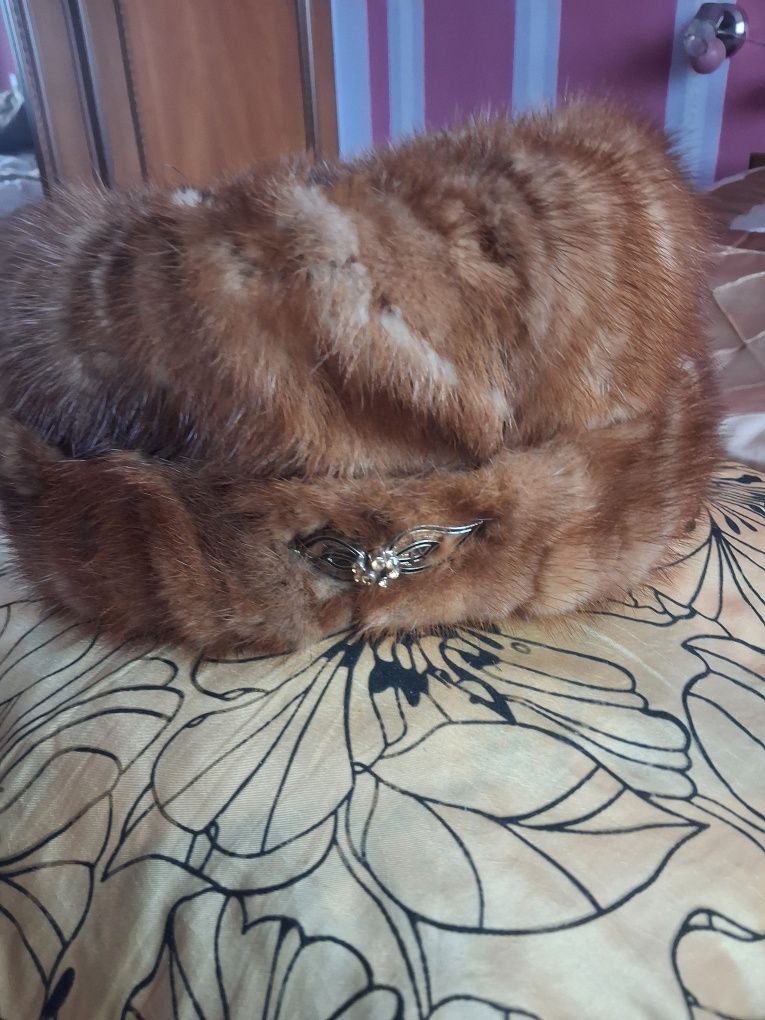Czapka z norek,  naturalna, nieużywana