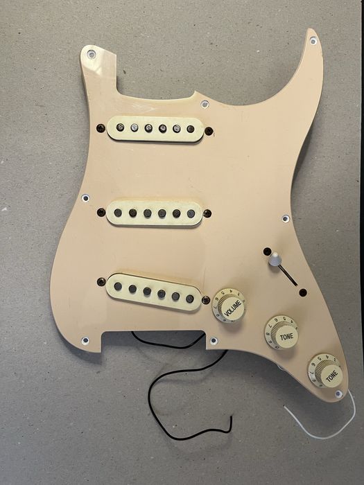 kompletny pickguard sss singlecoil fender squier stratocaster