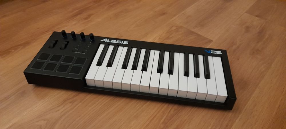 MIDI keyboard Alesis V25