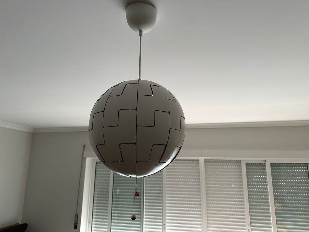 Candeeiro IKEA branco e dourado