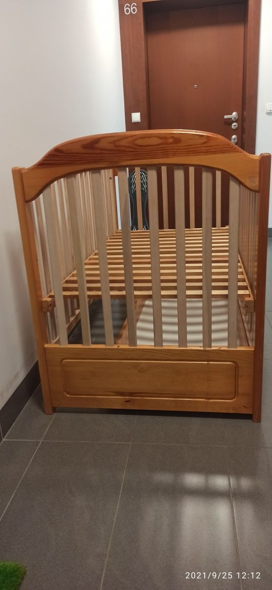 Drewniane łóżeczko z szufladą i materacem