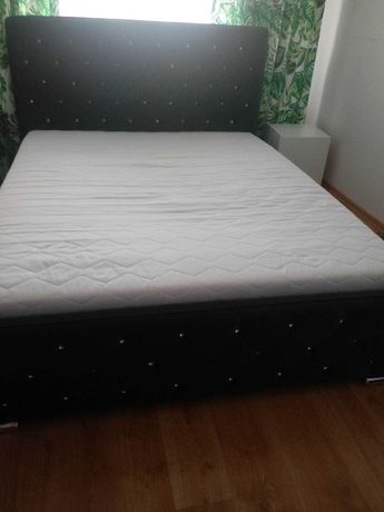 Łóżko tapicerowane z materacem