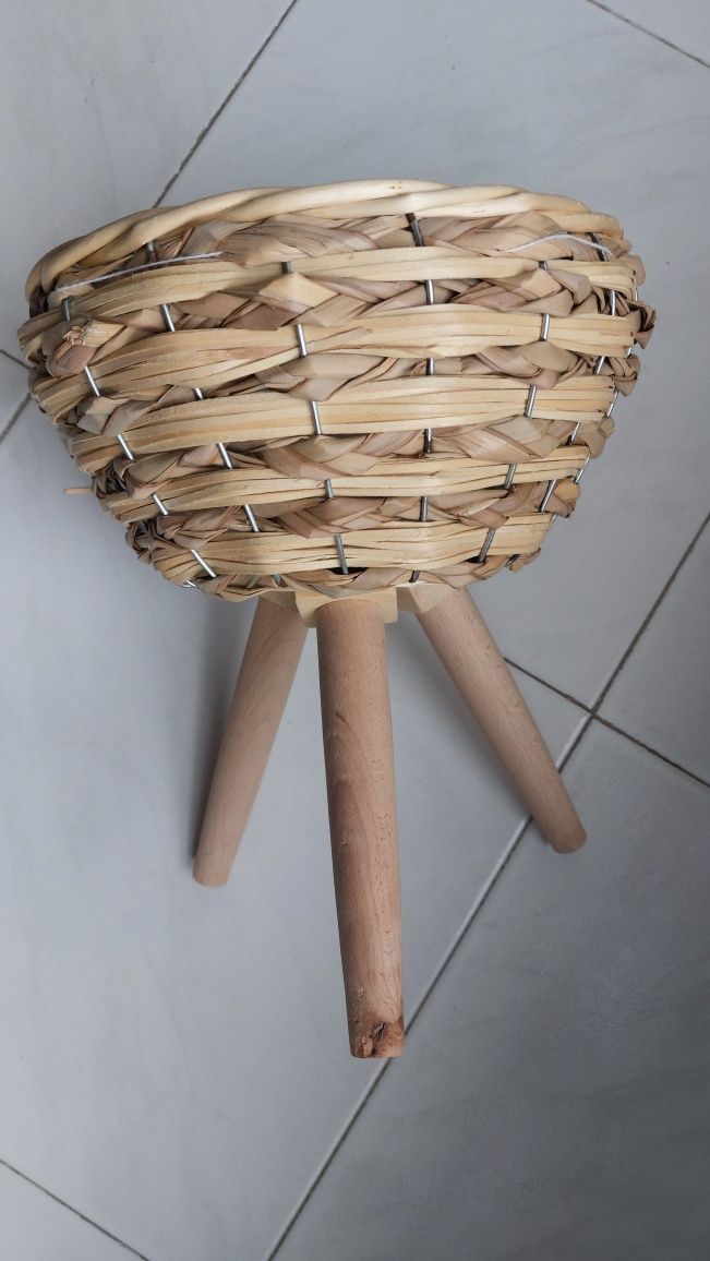 Suporte de vaso / cesto com pés de madeira