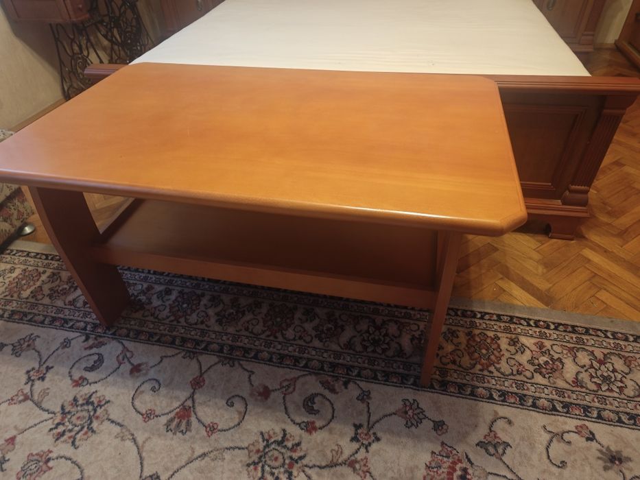 Ława w ciepłym miodowym kolorze