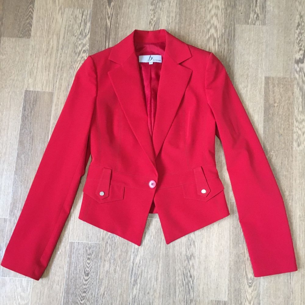 Короткий красный пиджак официальный