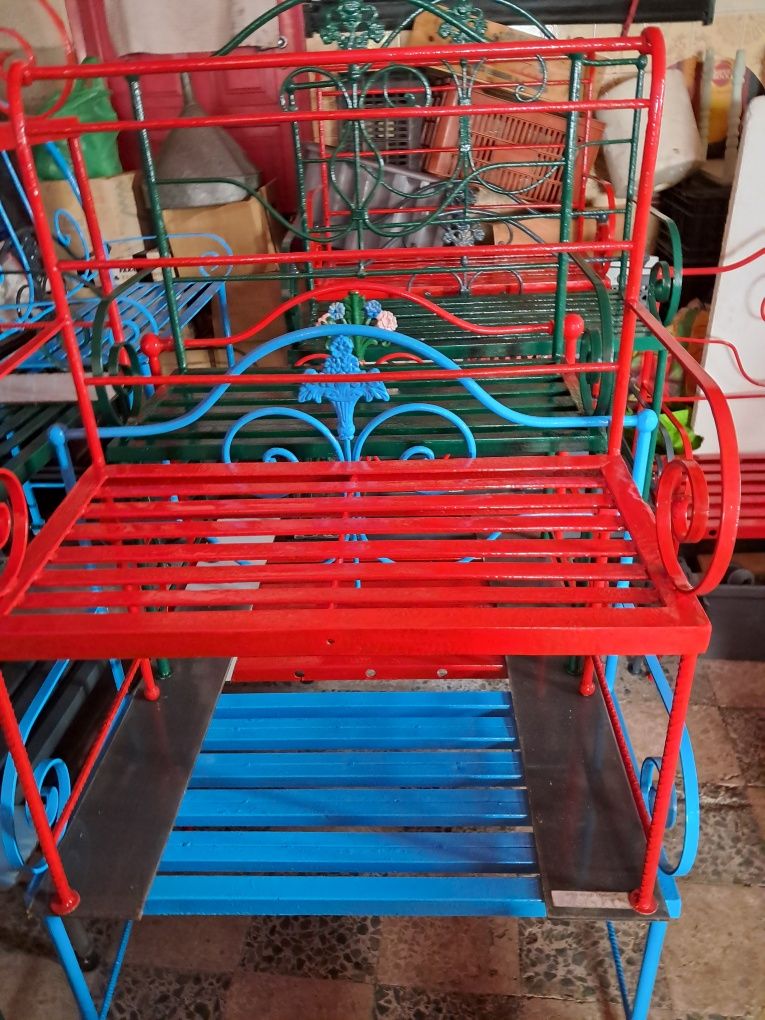 Bancos em ferro forjado para jardim.