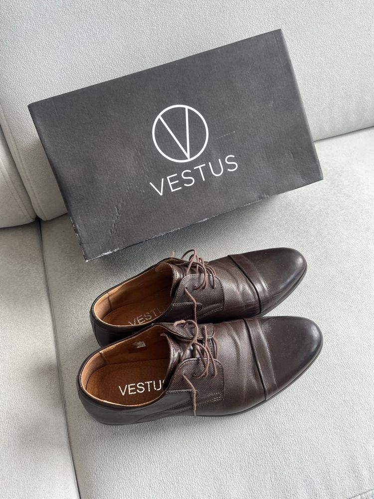 Garnitur męski Vestus -Zestaw ,kamizelka, 3x koszule, pantofle