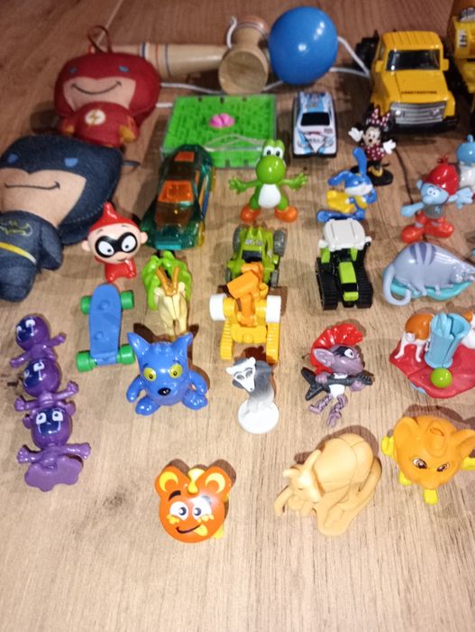 Zestaw zabawek Kinder jajo niespodzianka resoraki autka