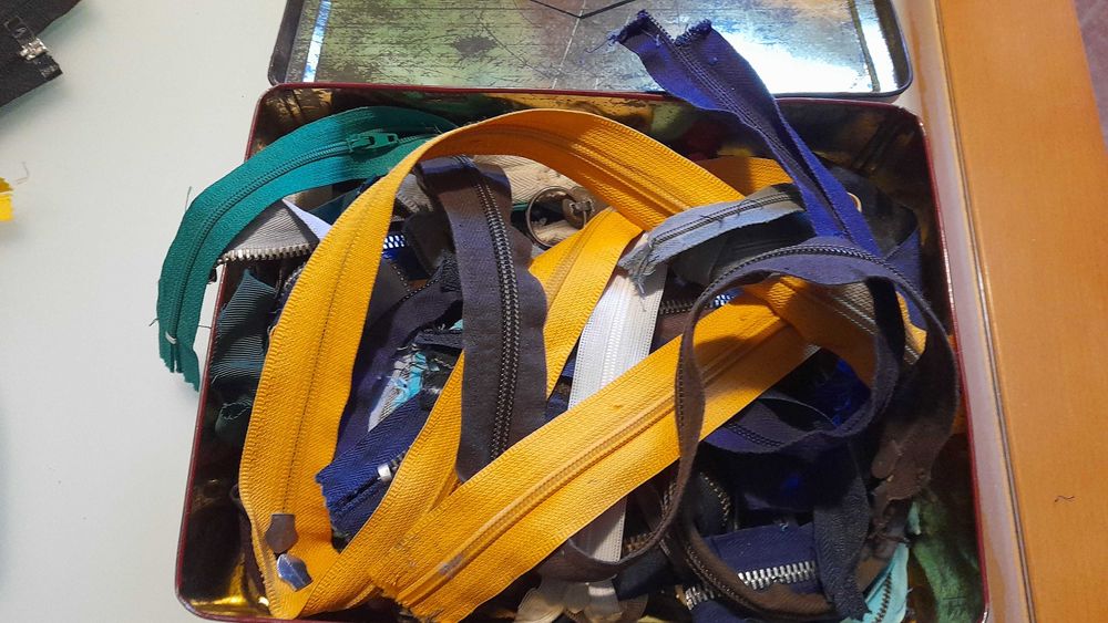 Fechos novos e usados e outras coisas de costura