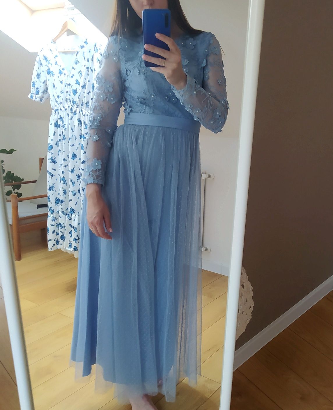 Długa sukienka tiulowa dusty blue perełki