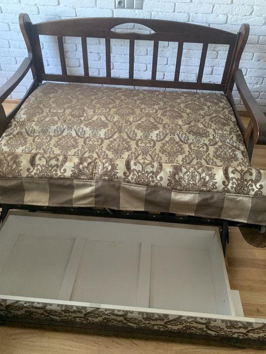 Софа. Неймовірно красива, практична і виконана з натуральної деревини.