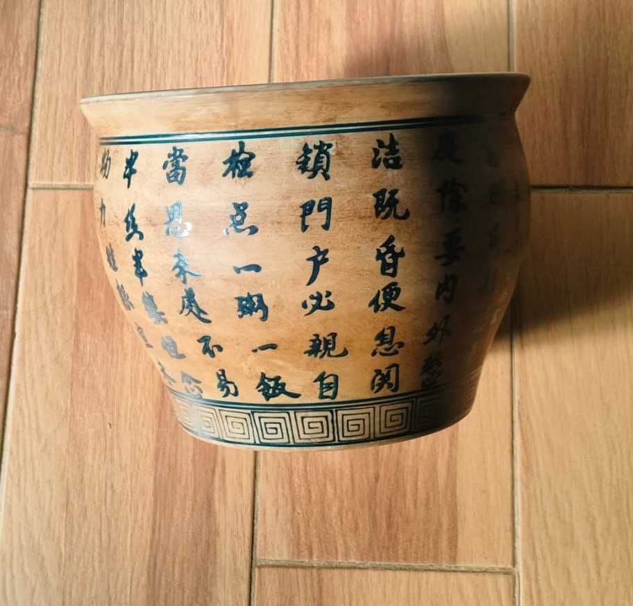 Vaso em terracota, com motivos chineses
