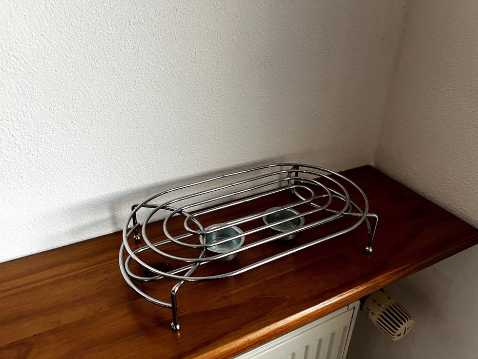 Base de pratos, aquecida por velas pequenas