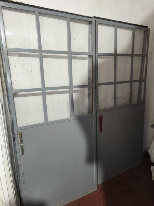 Portas de ferro com vidros em acrílico