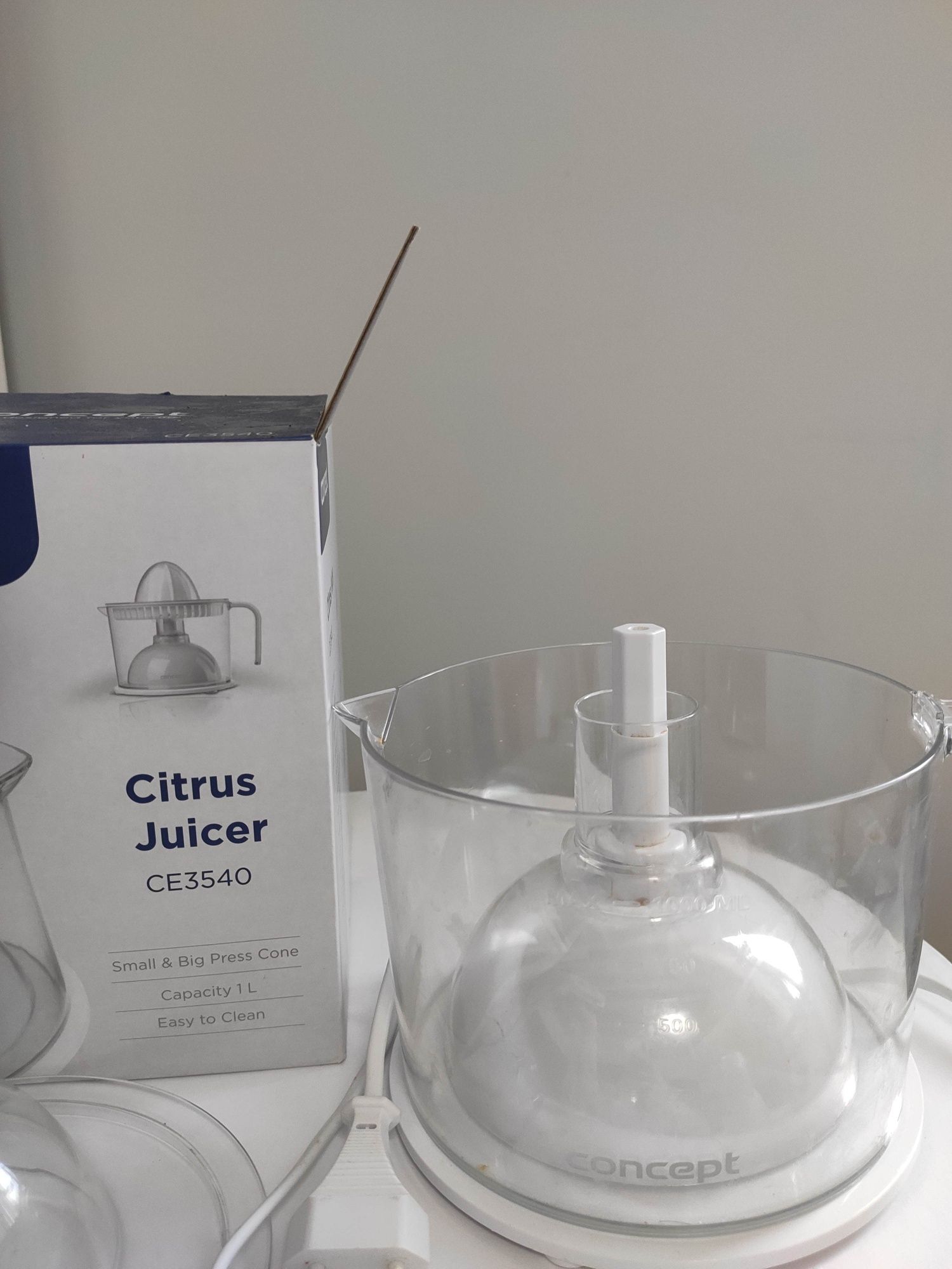 Wyciskarka do cytrusów concept