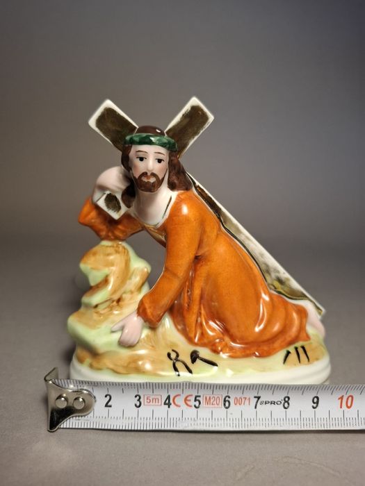 Figurka Jezus upada pod krzyżem biskwit