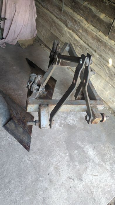 Плуг двокорпусний