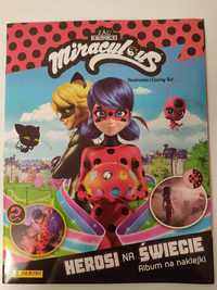 Album na naklejki  Miraculous Biedronka i Czarny Kot Herosi na świecie