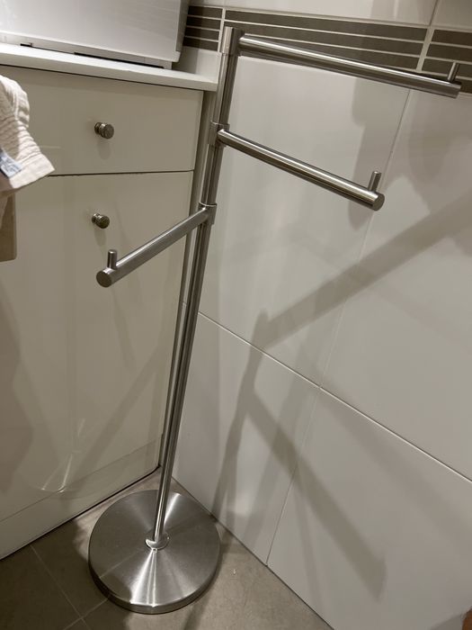 Toalheiro e porta papel e piaçaba de pe