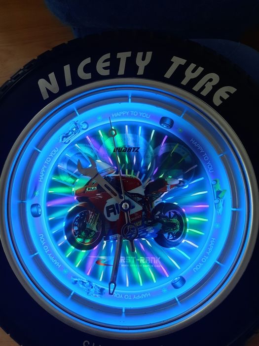 Zegar ścienny koło samochodowe dla chłopca podświetlane