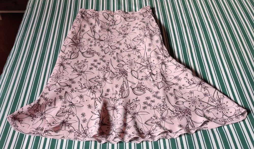 Saia midi evasé, fundo rosa velho e flores bordô - Tamanho 38
