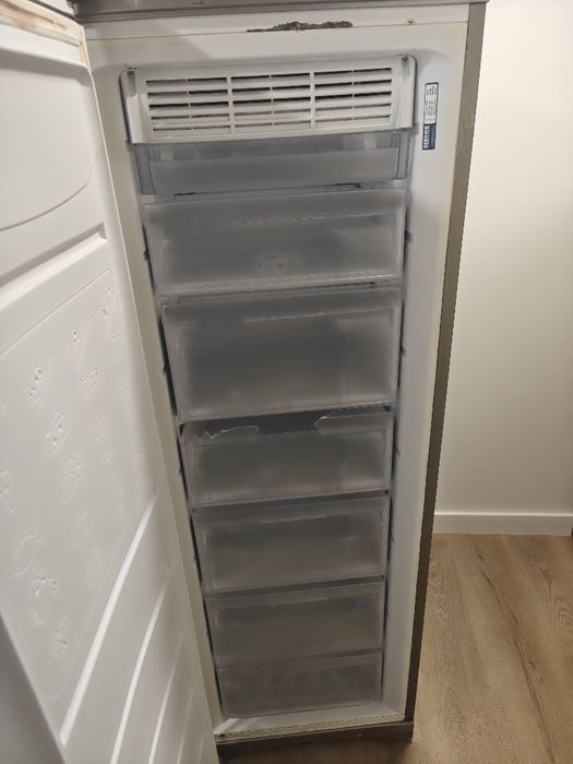 Arca Congeladora Vertical Ariston-Hotpoint  (Não funciona)