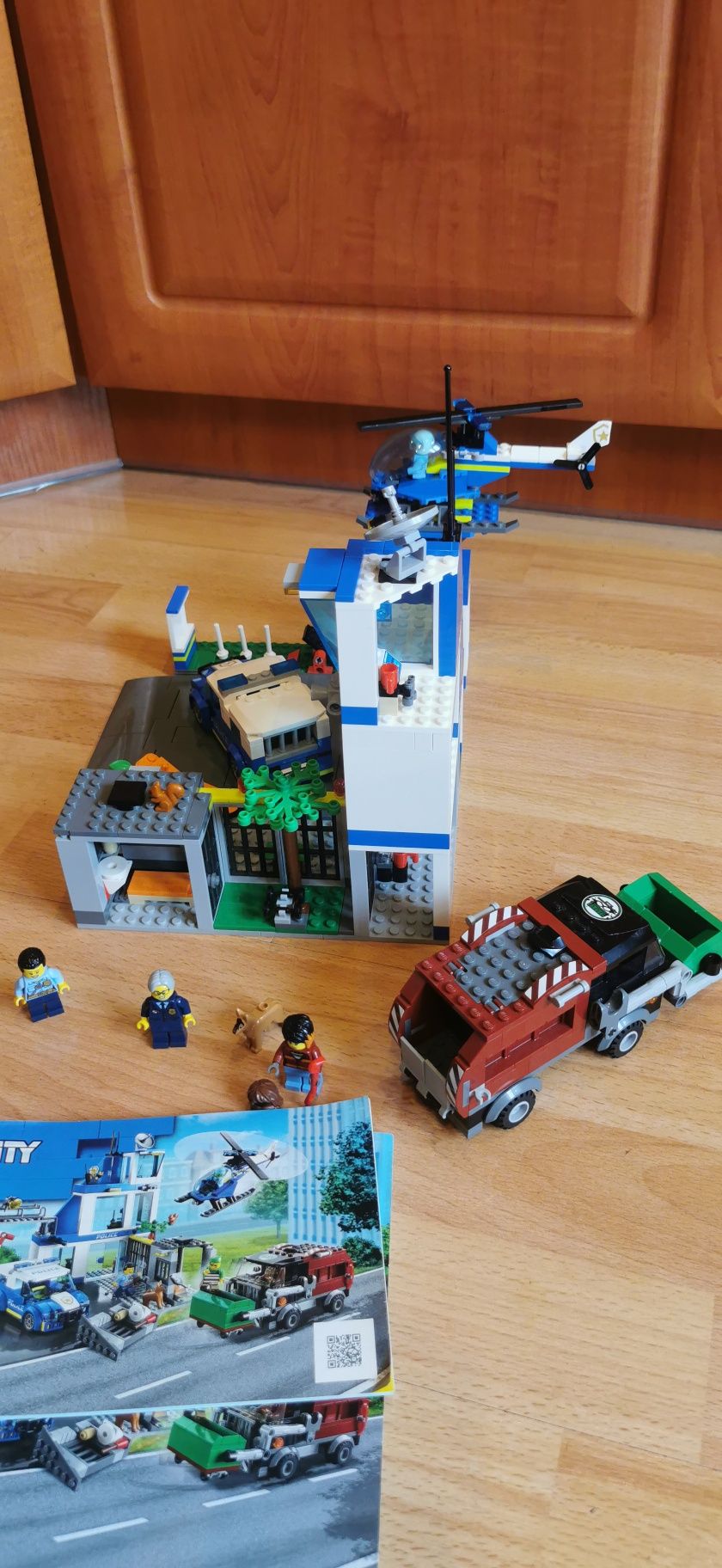 lego city 60316 posterunek policji z płyta drogową