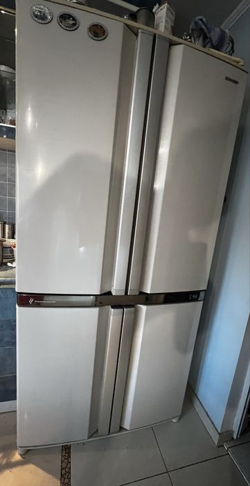 Холодильник Sharp модель SJF77PCBE