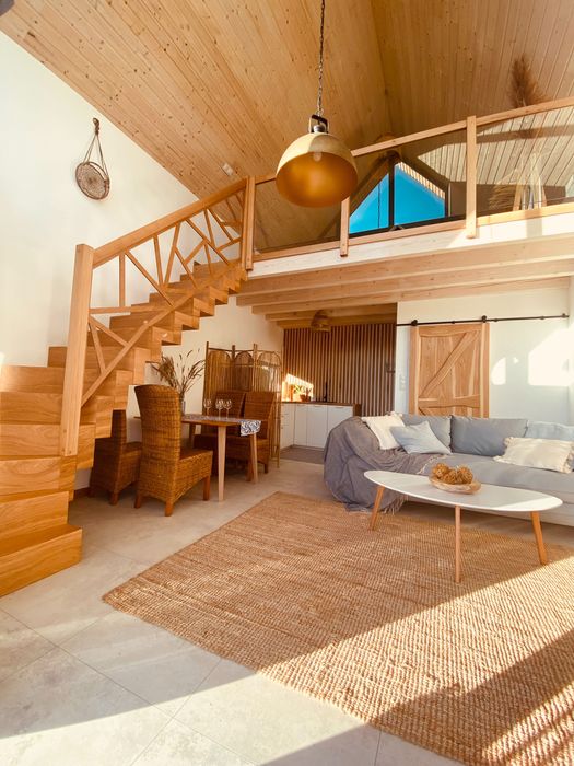 Domek z Banią z widokiem na góry Łomnica. Góry Sowie