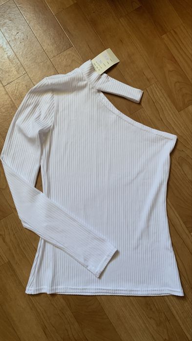 Біла кофтинка на один рукав