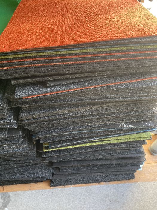 Wykładziny podłogowe w dobrym stanie rozmiar 50 na 50