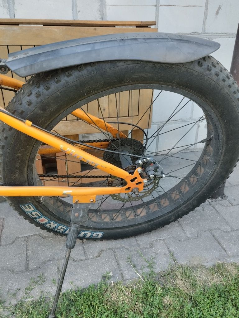 Rower gunrose na szerokich oponach