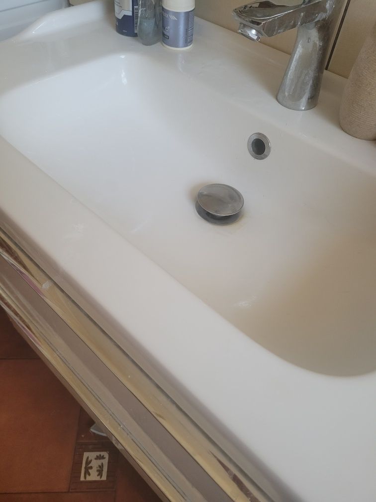 Umywalka z szafka podwieszana z baterią.